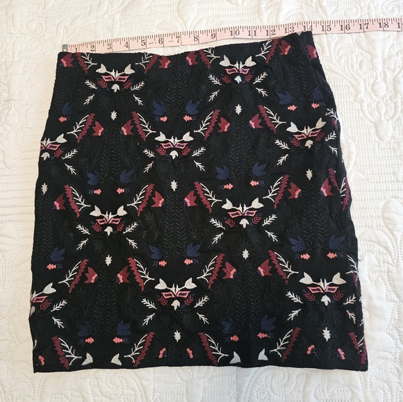 Willow & Clay Embroidered Mini Skirt - Picture 4 of 9